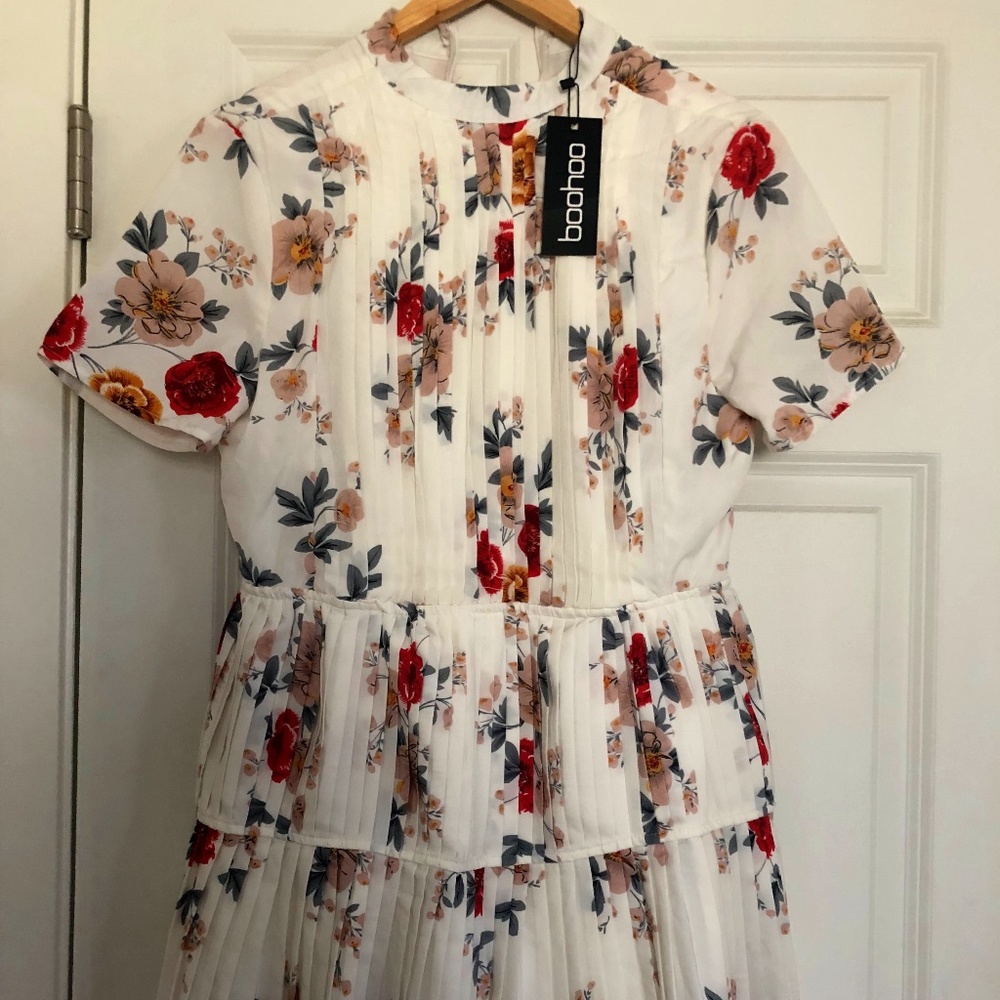 BOOHOO Floral Pleated Short Dress w/ Tags